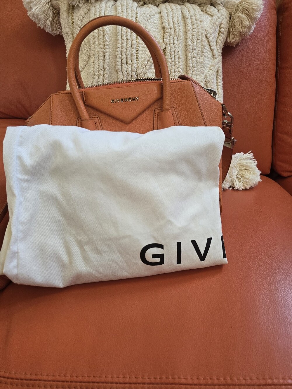 Givenchy Orange  Antigona Shoulder Bag  Goatskin Leather. - Picture 9 of 16